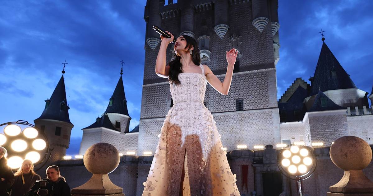 Rachel Zegler Performs “Waiting On A Wish” from Disney’s Snow White in Spain